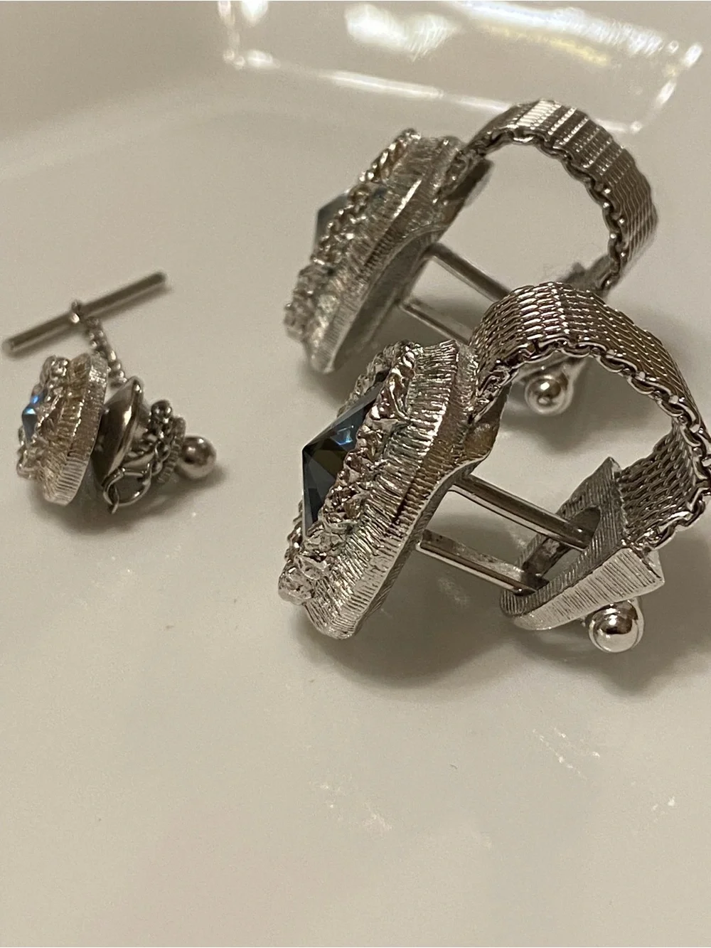 Men’s Silver-Tone Blue stone wrap around cufflinks and bar chain tie tack